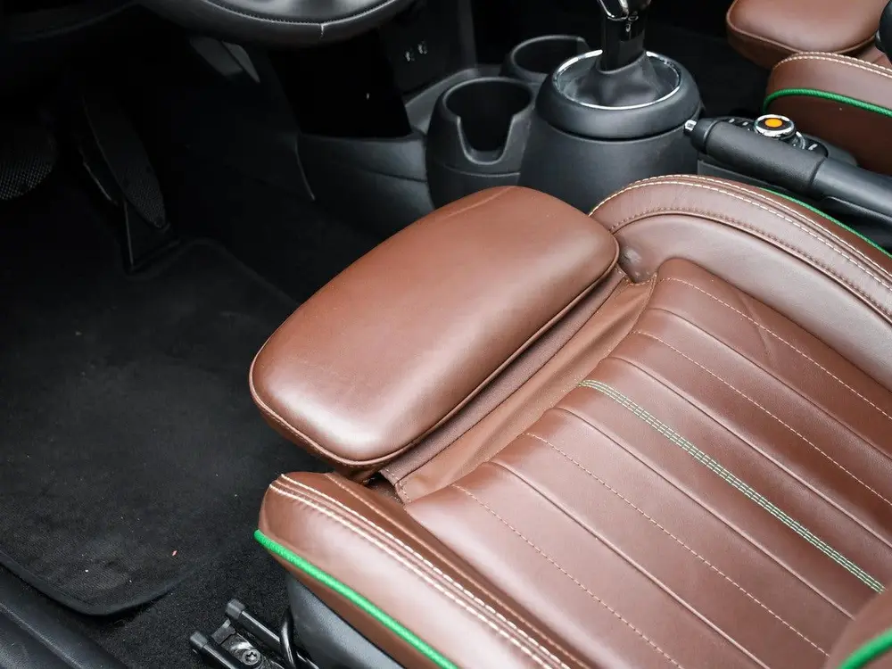 Mini 3-Deurs Cooper 60 Years Edition 1.5 136pk Automaat PANO uit 2019, foto 17