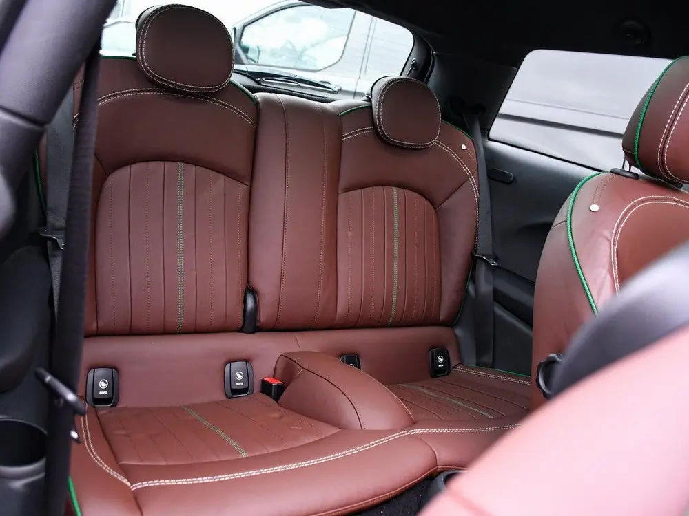 Mini 3-Deurs Cooper 60 Years Edition 1.5 136pk Automaat PANO uit 2019, foto 18