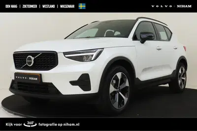 Volvo XC40 B4 (M-HYBRID) PLUS DARK -HARMAN uit 2025