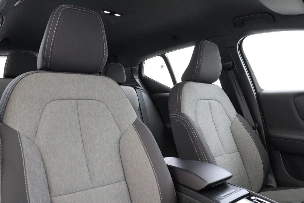 Volvo XC40 B4 (M-HYBRID) PLUS DARK -HARMAN uit 2025, foto 10