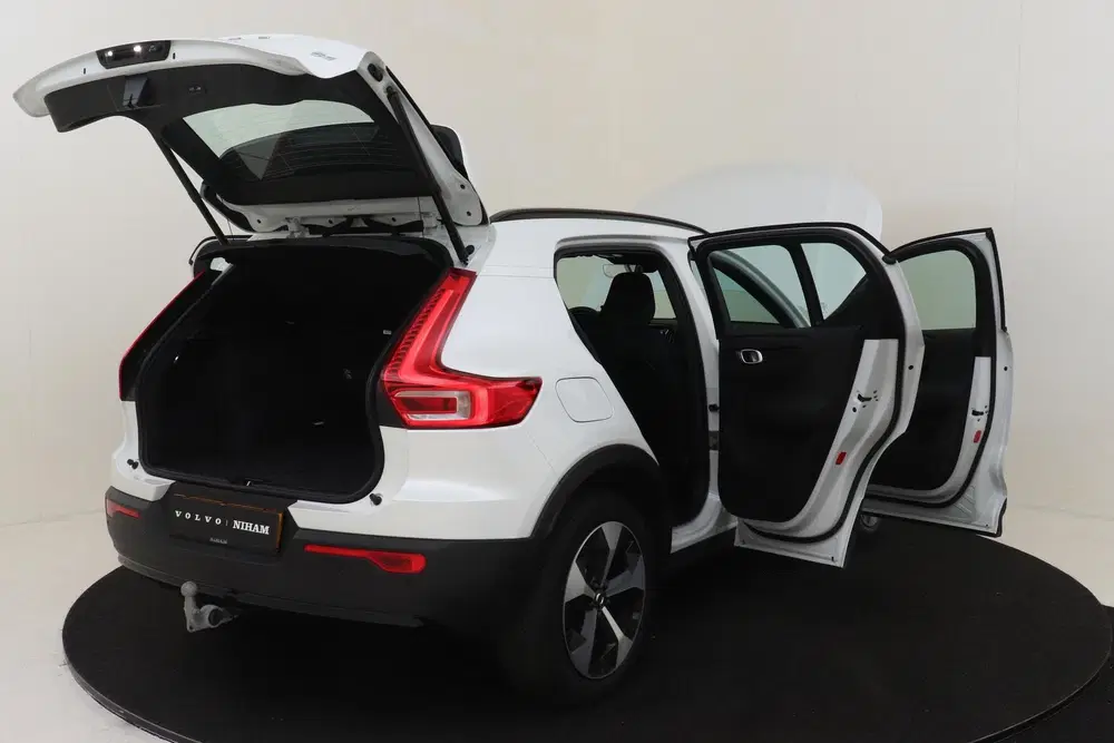 Volvo XC40 B4 (M-HYBRID) PLUS DARK -HARMAN uit 2025, foto 19