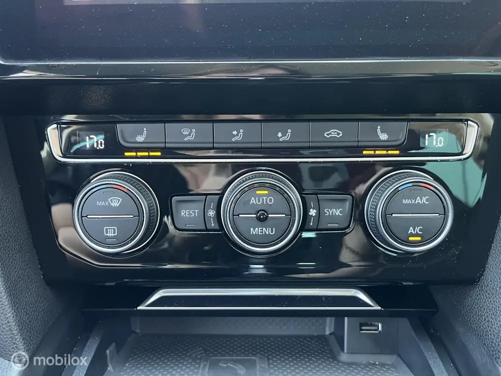 Volkswagen Passat Variant 1.5 TSI Highline uit 2019, foto 16