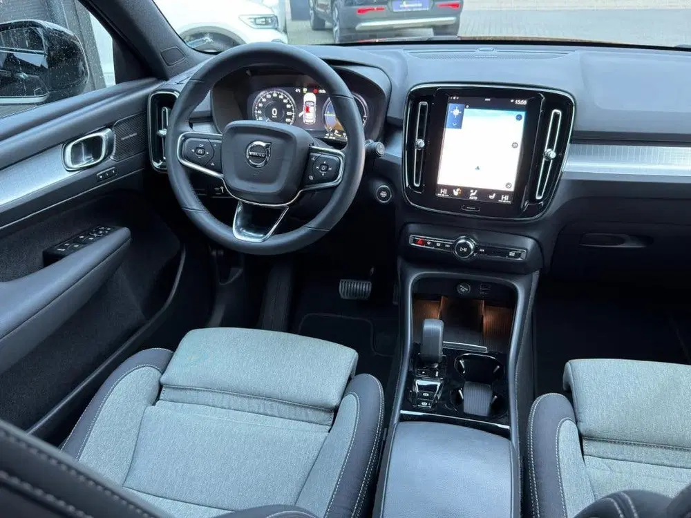 Volvo XC40 1.5 T5 Plus Dark uit 2022, foto 2