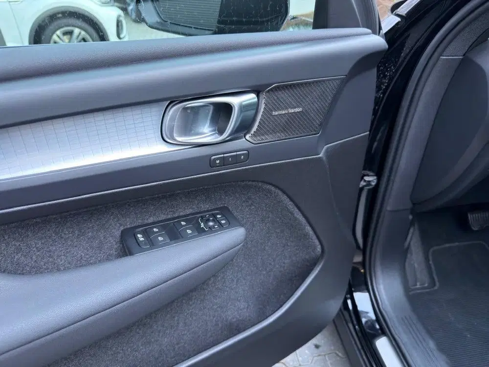 Volvo XC40 1.5 T5 Plus Dark uit 2022, foto 8