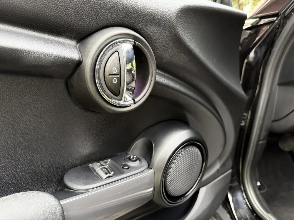 Mini One One 1.5 Black Edition uit 2019, foto 12