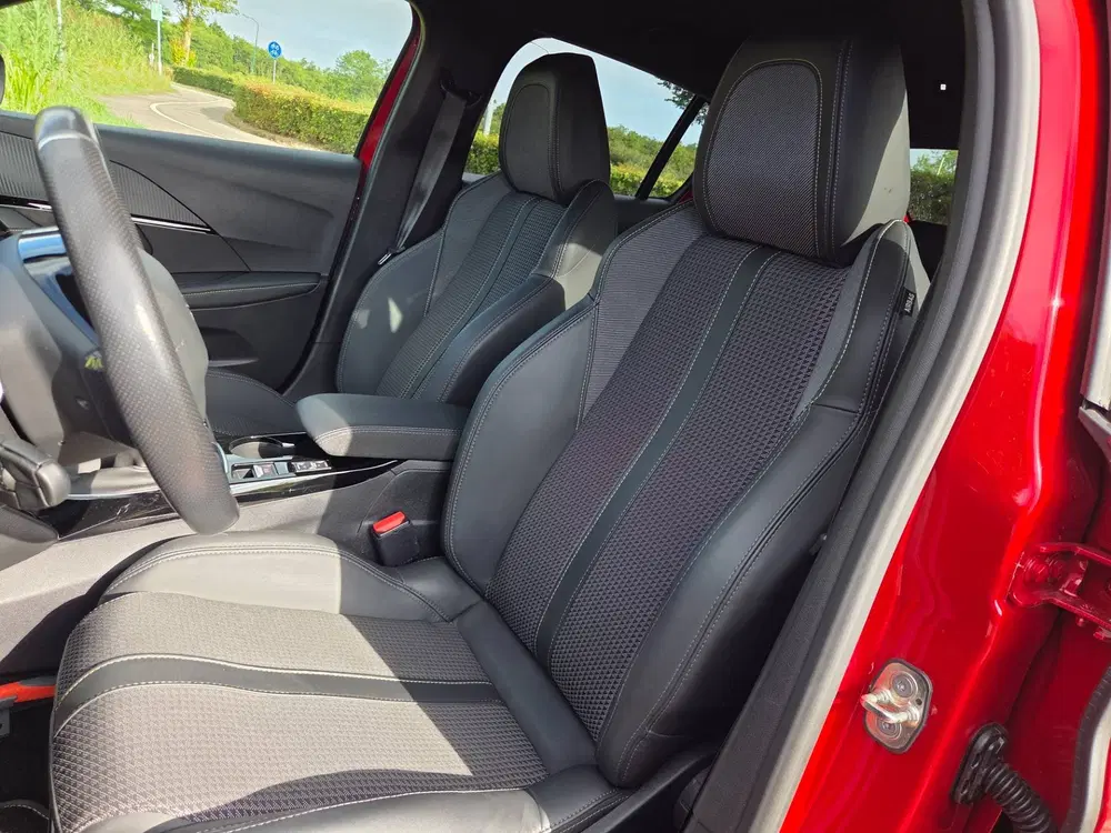 Peugeot 208 1.2 PureTech 100pk GT uit 2023, foto 16