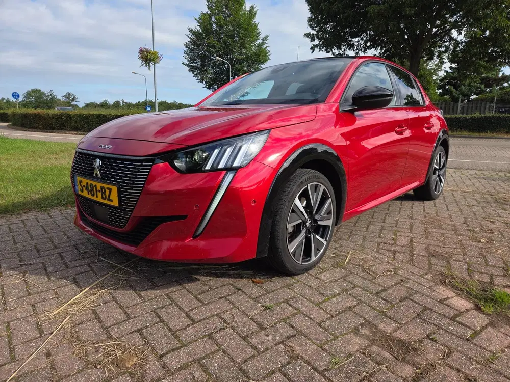 Peugeot 208 1.2 PureTech 100pk GT uit 2023, foto 2
