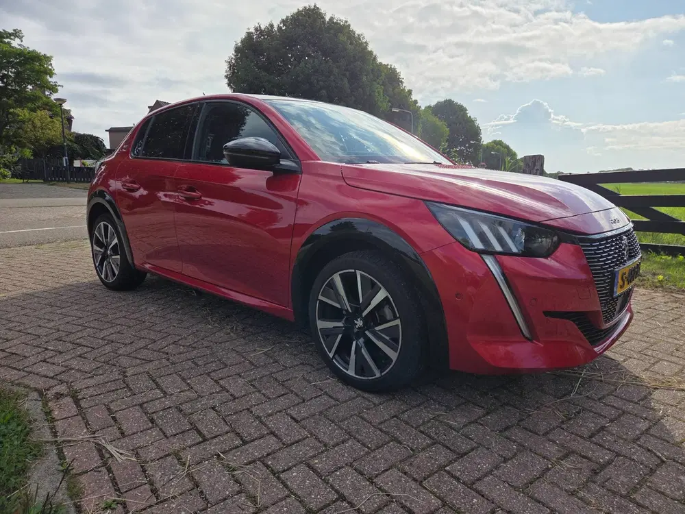 Peugeot 208 1.2 PureTech 100pk GT uit 2023, foto 3