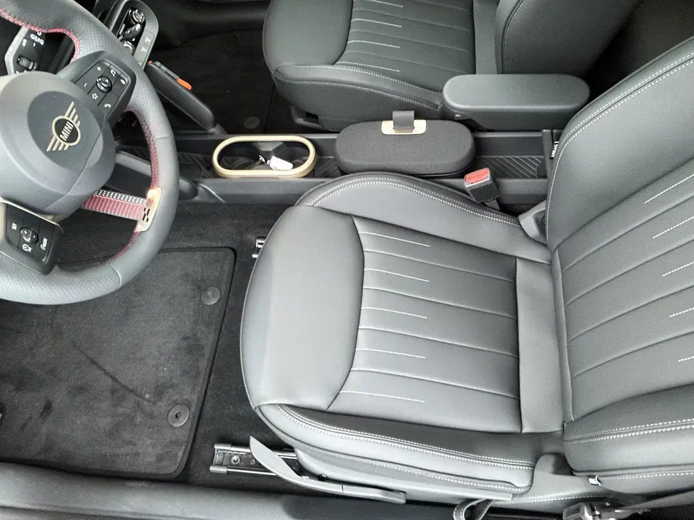 Mini Cooper Cooper E JCW trim uit 2026, foto 13