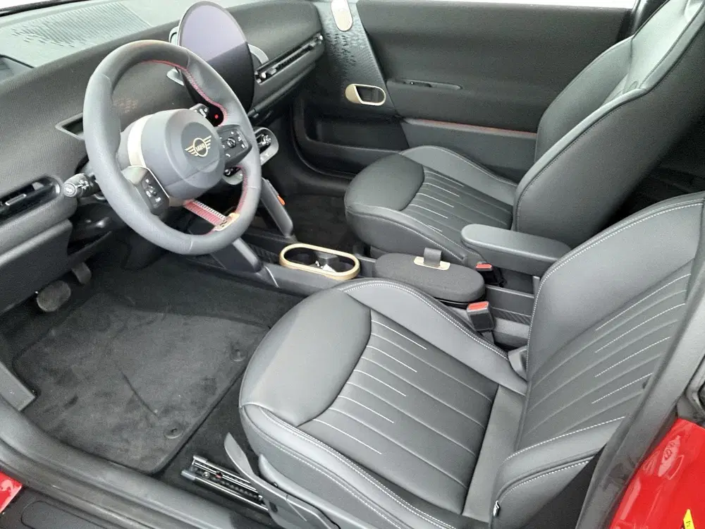 Mini Cooper Cooper E JCW trim uit 2026, foto 4