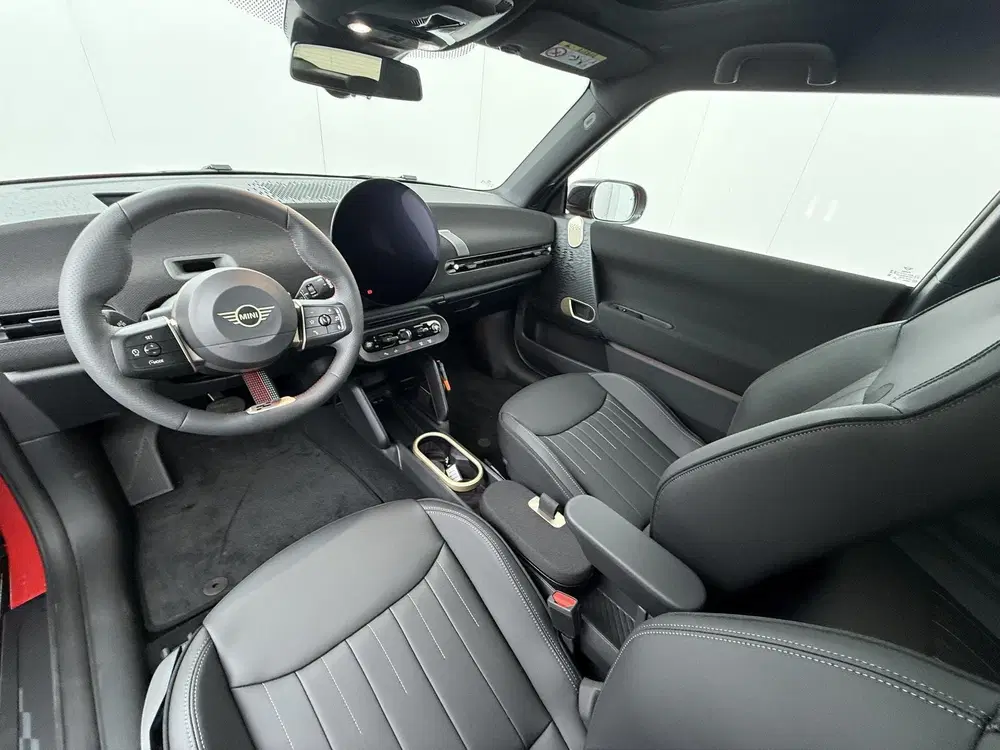 Mini Cooper Cooper E JCW trim uit 2026, foto 5