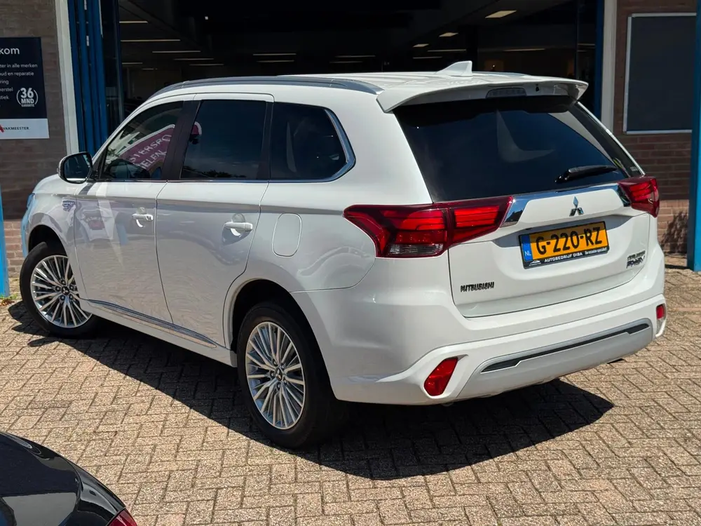 Mitsubishi Outlander 2.4 PHEV Pure+ 2019 AUT NAVI LM NAP! uit 2019, foto 3