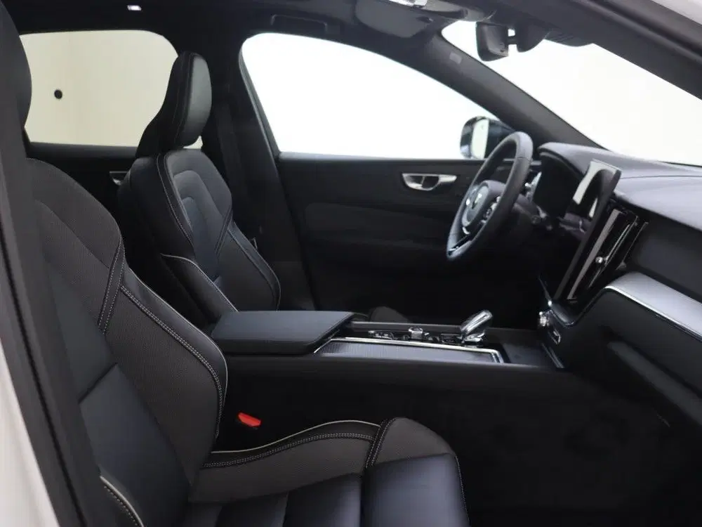Volvo XC60 T6 AWD Plus Black Edition uit 2025, foto 13