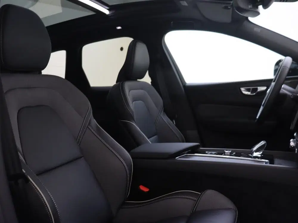 Volvo XC60 T6 AWD Plus Black Edition uit 2025, foto 14