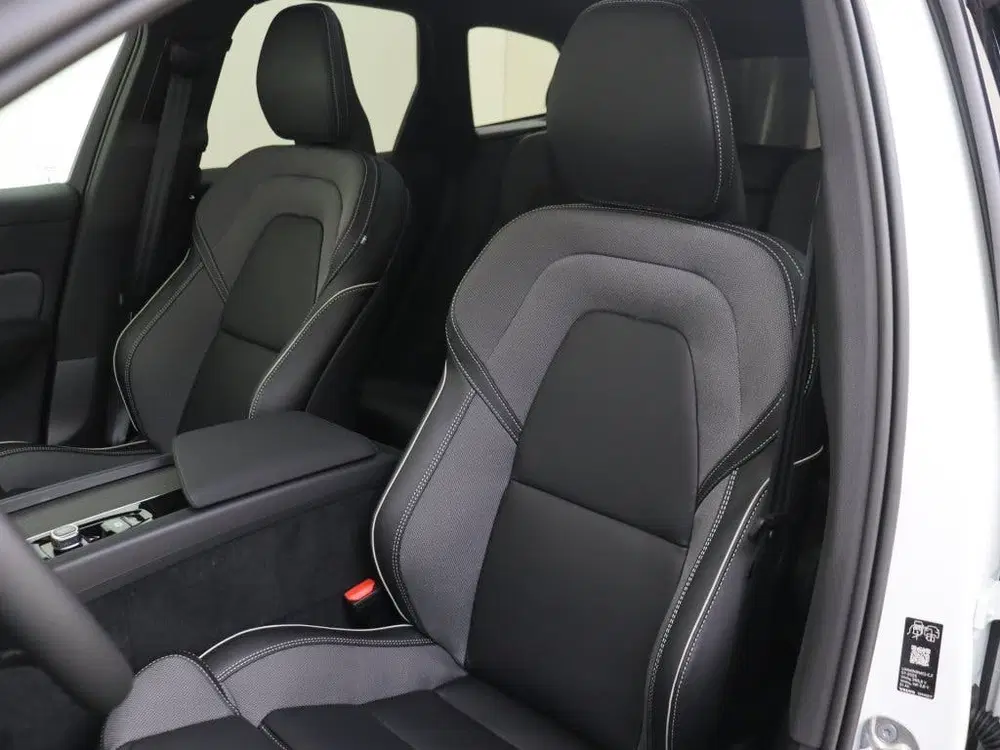 Volvo XC60 T6 AWD Plus Black Edition uit 2025, foto 15