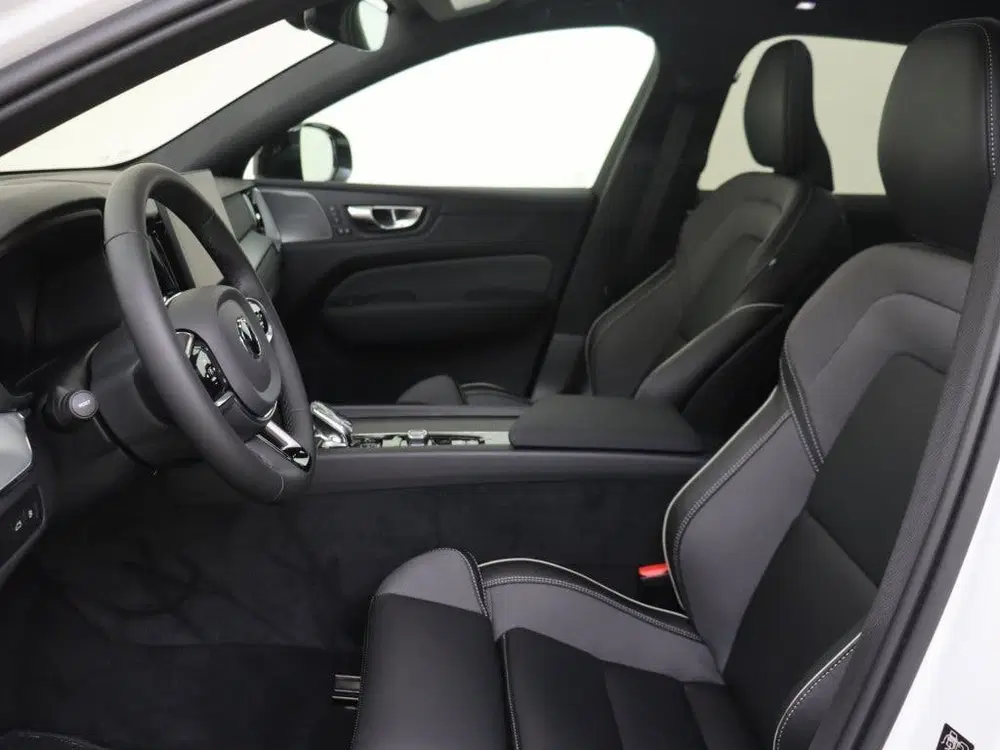 Volvo XC60 T6 AWD Plus Black Edition uit 2025, foto 16