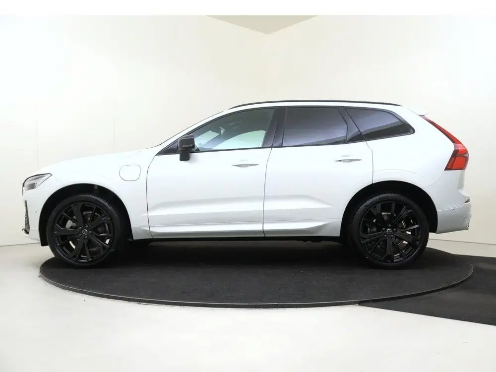 Volvo XC60 T6 AWD Plus Black Edition uit 2025, foto 2