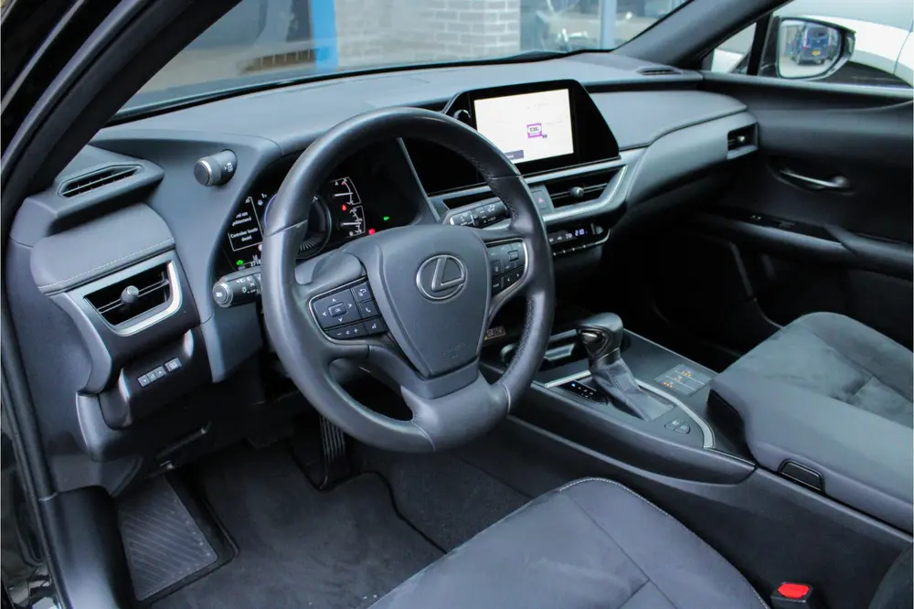 Lexus UX 250h Preference Line uit 2023, foto 4