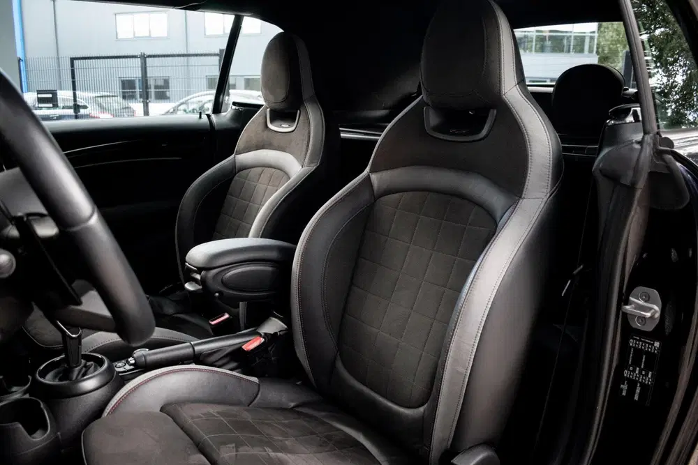 Mini Cabrio 2.0 Cooper S John Cooper Works F1 uit 2021, foto 3