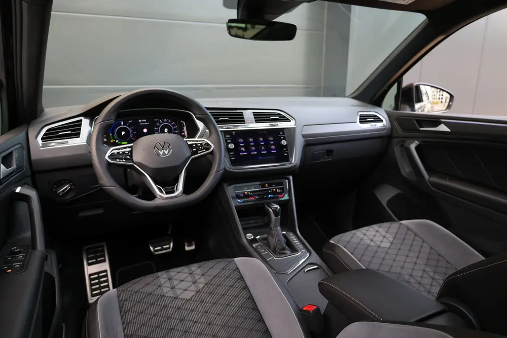 Volkswagen Tiguan 1.4 TSI eHybrid R-Line Business | BTW | PA uit 2023, foto 4