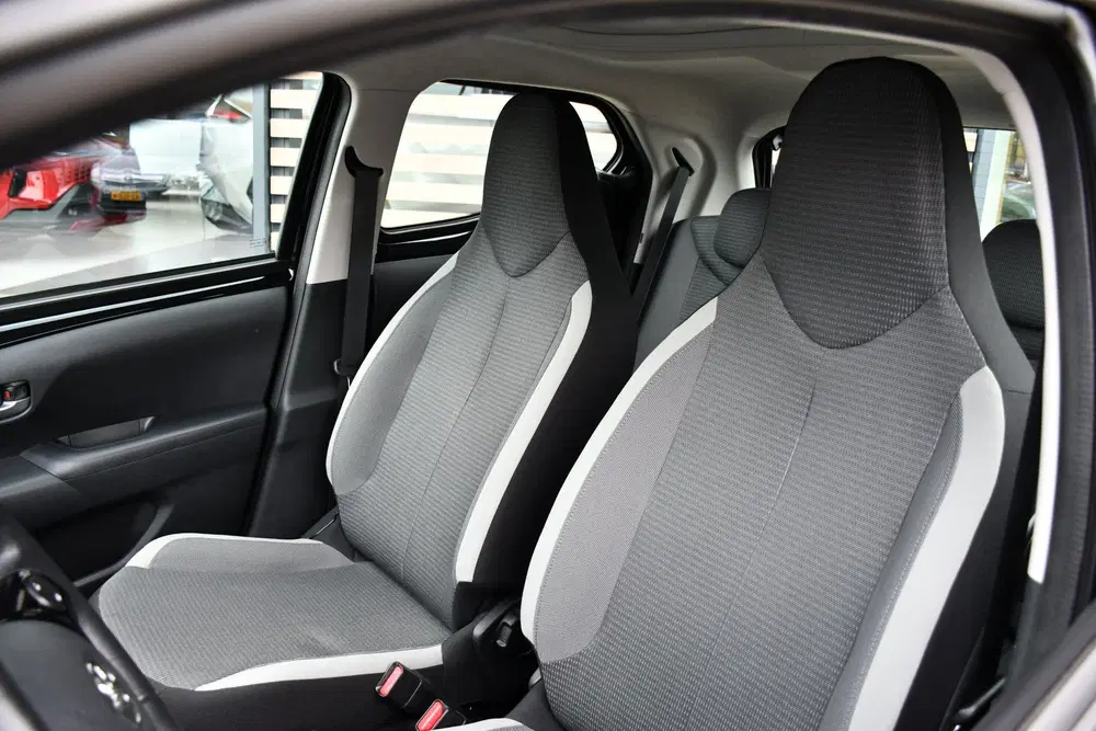Toyota Aygo 1.0 VVT-i x-play cabrio Automaat 72pk uit 2021, foto 2