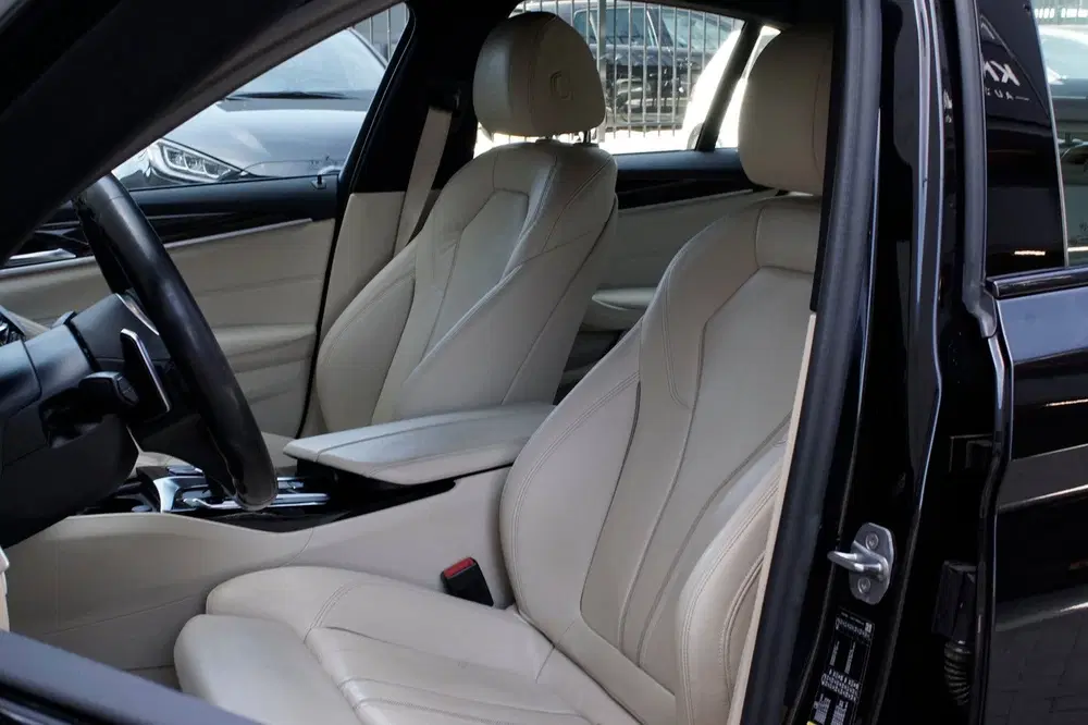 BMW 5-serie 530e uit 2020, foto 10