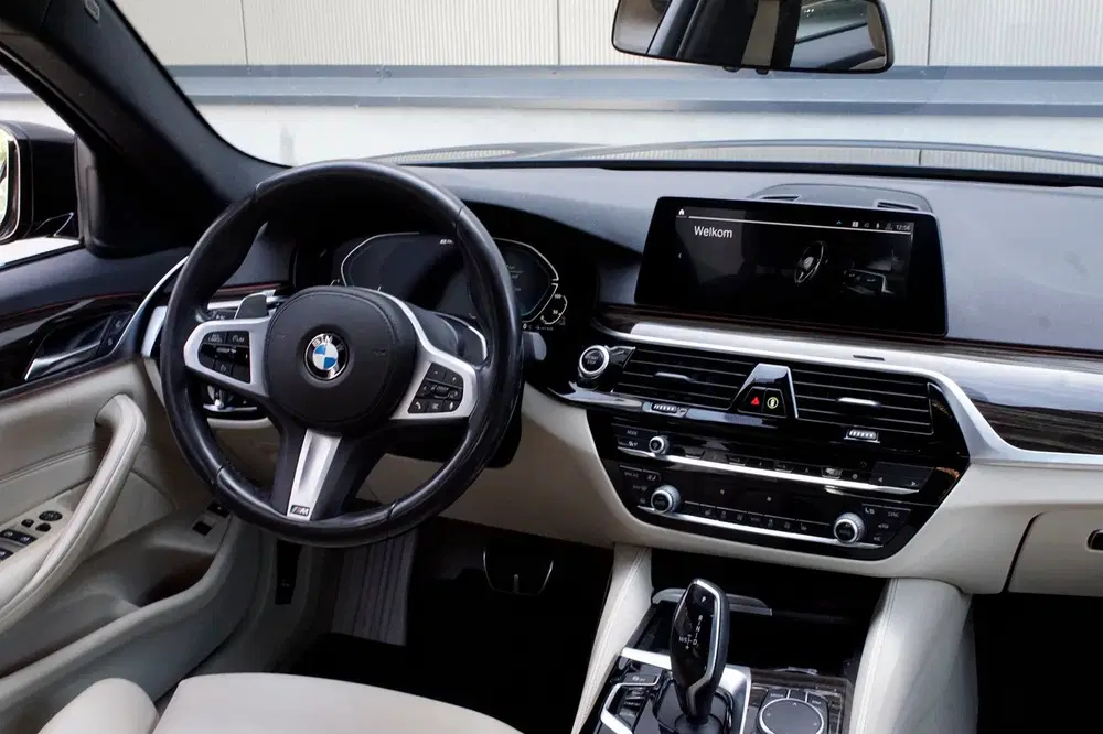 BMW 5-serie 530e uit 2020, foto 12