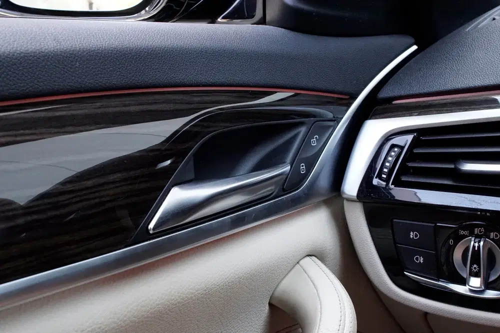 BMW 5-serie 530e uit 2020, foto 13