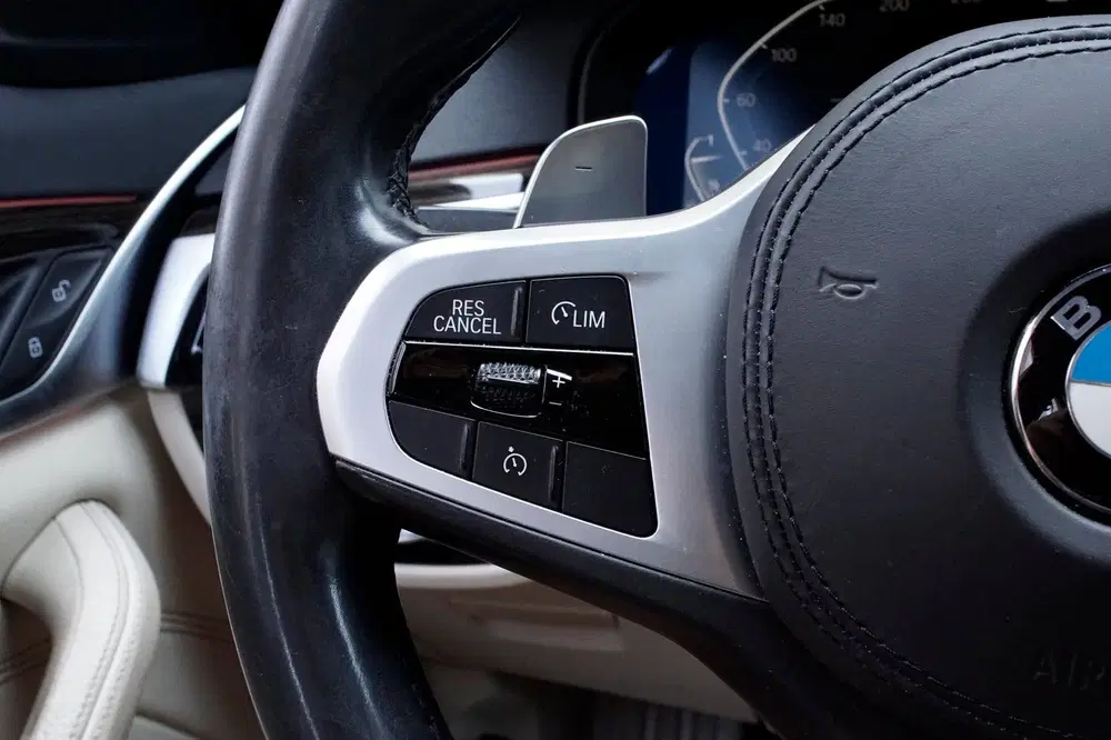 BMW 5-serie 530e uit 2020, foto 15