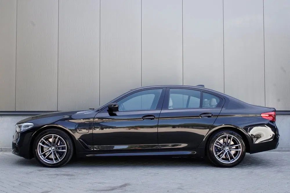 BMW 5-serie 530e uit 2020, foto 2