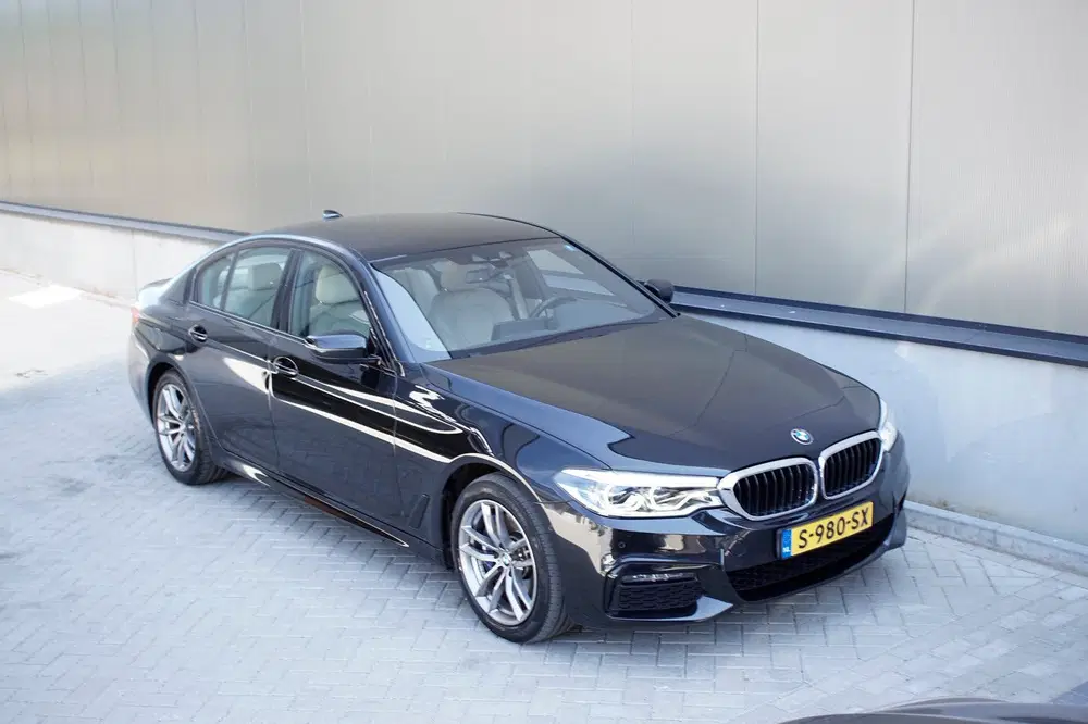BMW 5-serie 530e uit 2020, foto 6