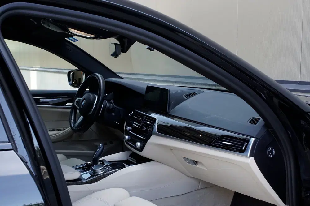 BMW 5-serie 530e uit 2020, foto 9