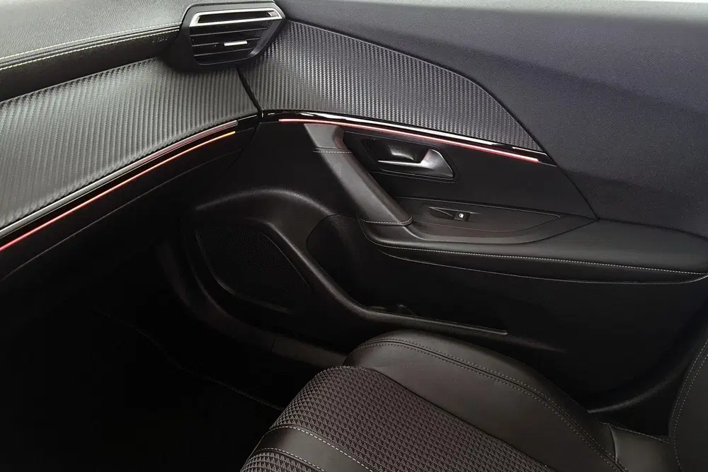 Peugeot 2008 EV GT 50 kWh Camera Navigatie Drive Assist uit 2023, foto 19