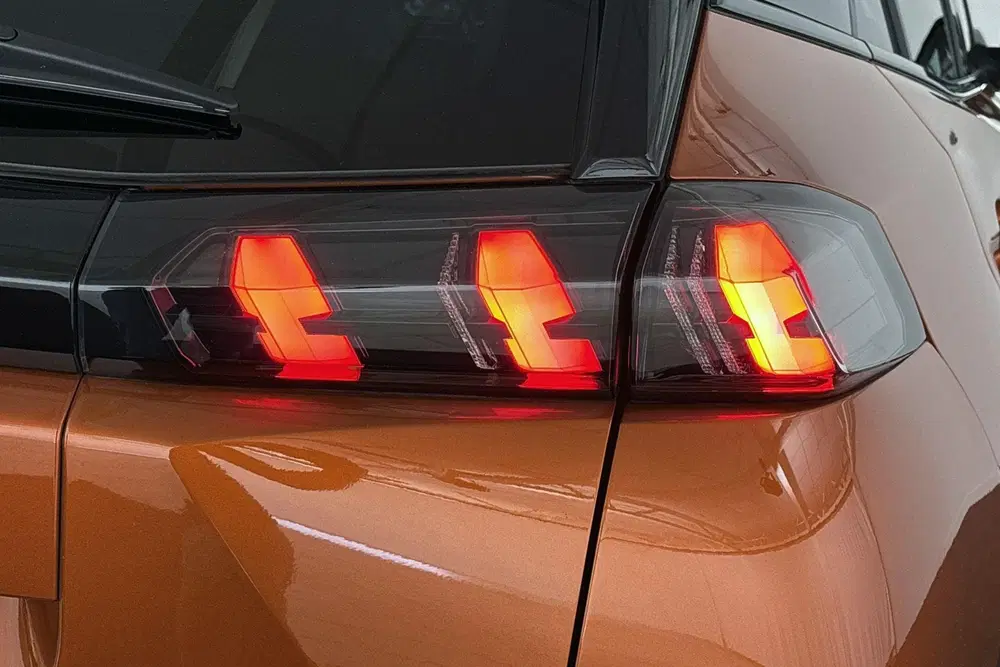 Peugeot 2008 EV GT 50 kWh Camera Navigatie Drive Assist uit 2023, foto 20