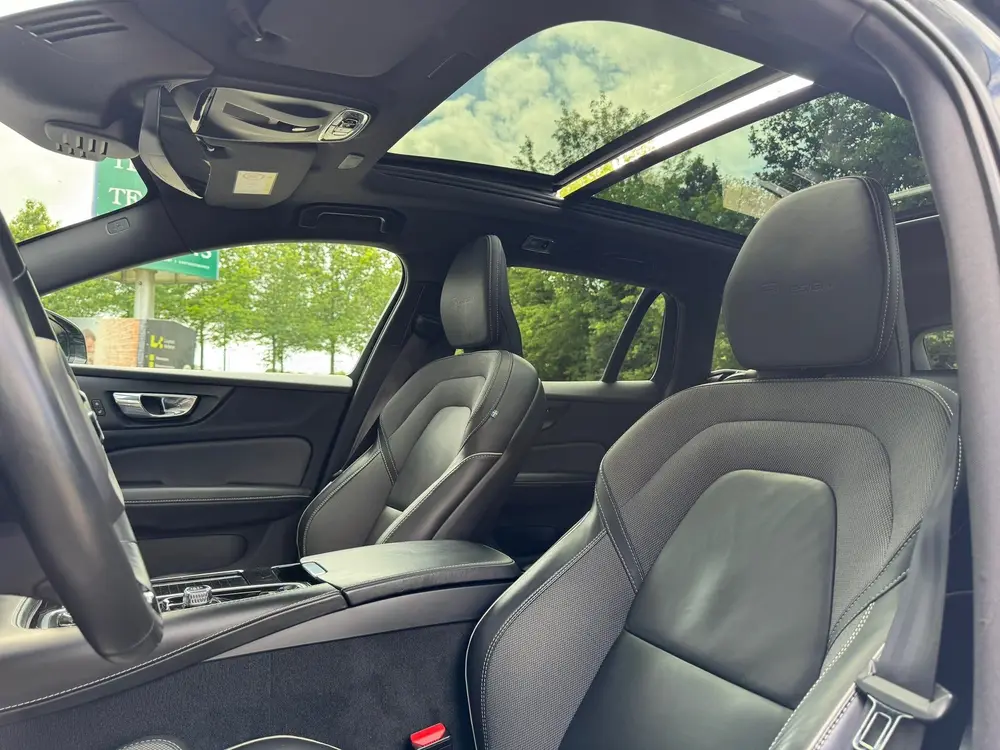 Volvo V60 2.0 T8 Twin Engine AWD R-Design uit 2019, foto 12