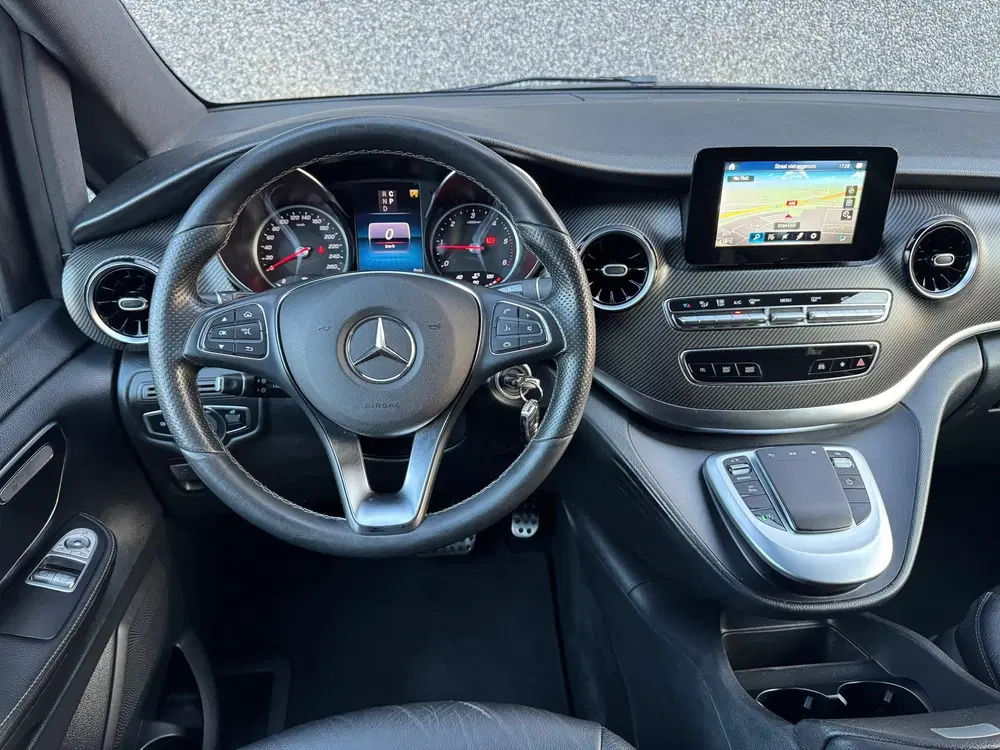 Mercedes-Benz V-Klasse V300d AMG uit 2021, foto 14