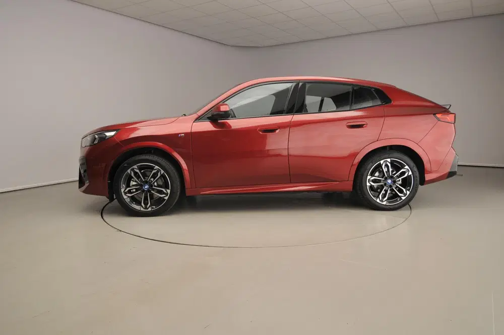 BMW iX2 xDrive30 uit 2025, foto 2