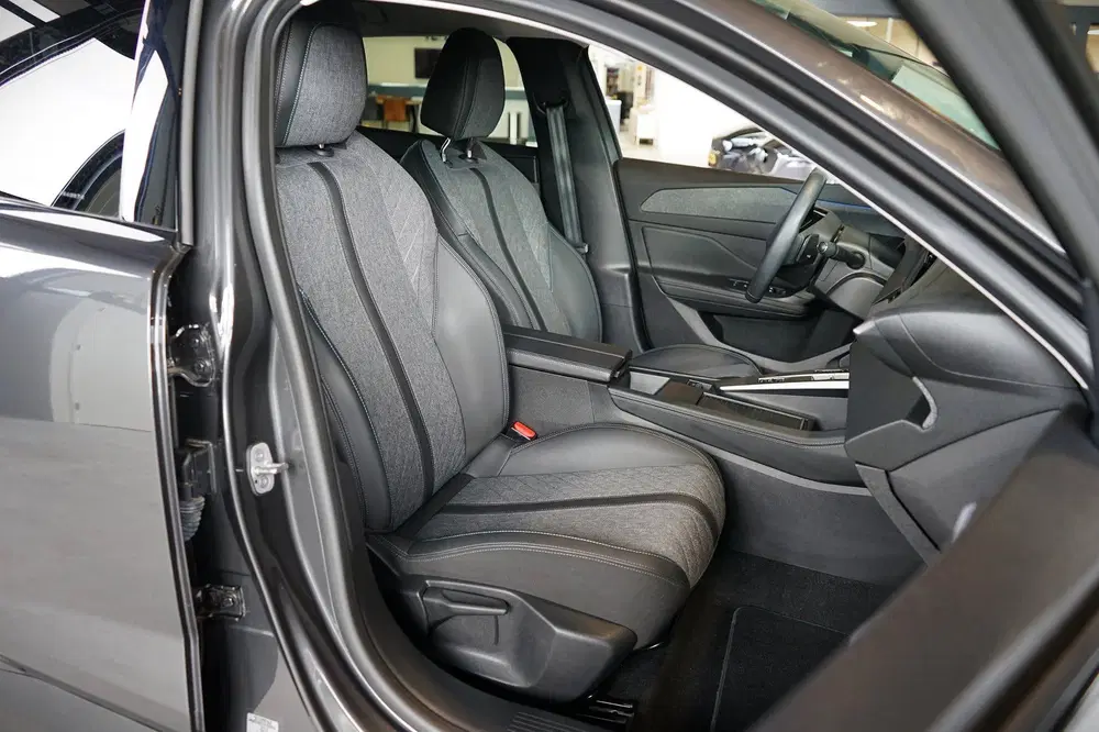 Peugeot 408 1.2 PureTech Allure Pack 130 uit 2023, foto 6