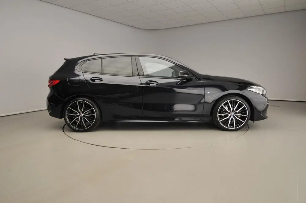 BMW 1-serie 5-Deurs 118i uit 2022, foto 4