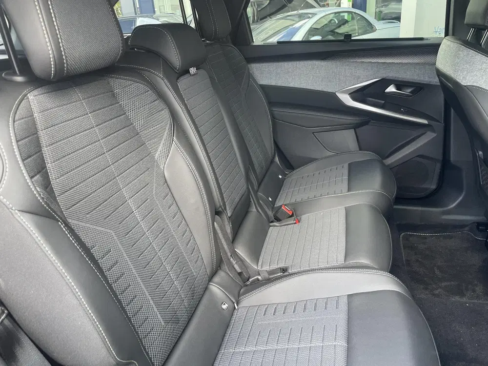 Peugeot 5008 1.2 Hybrid 145 GT 7p FULL OPTIONS uit 2025, foto 19