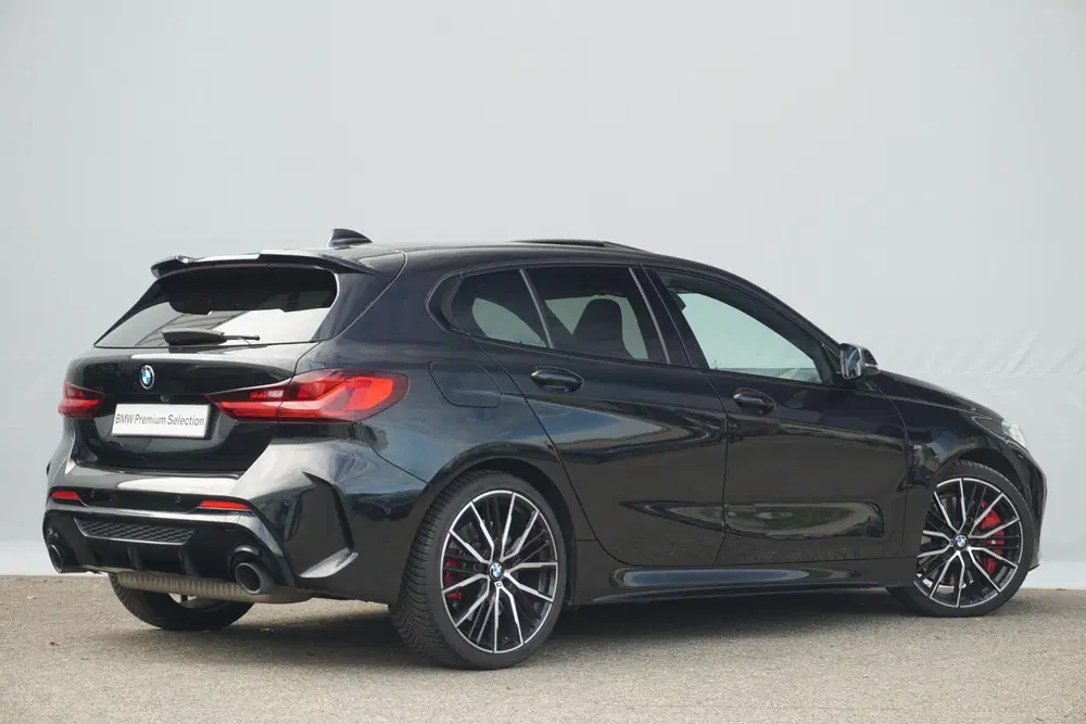 BMW 1-serie 5-deurs M135i xDrive uit 2020, foto 2