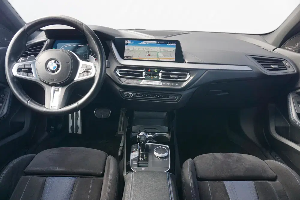 BMW 1-serie 5-deurs M135i xDrive uit 2020, foto 7