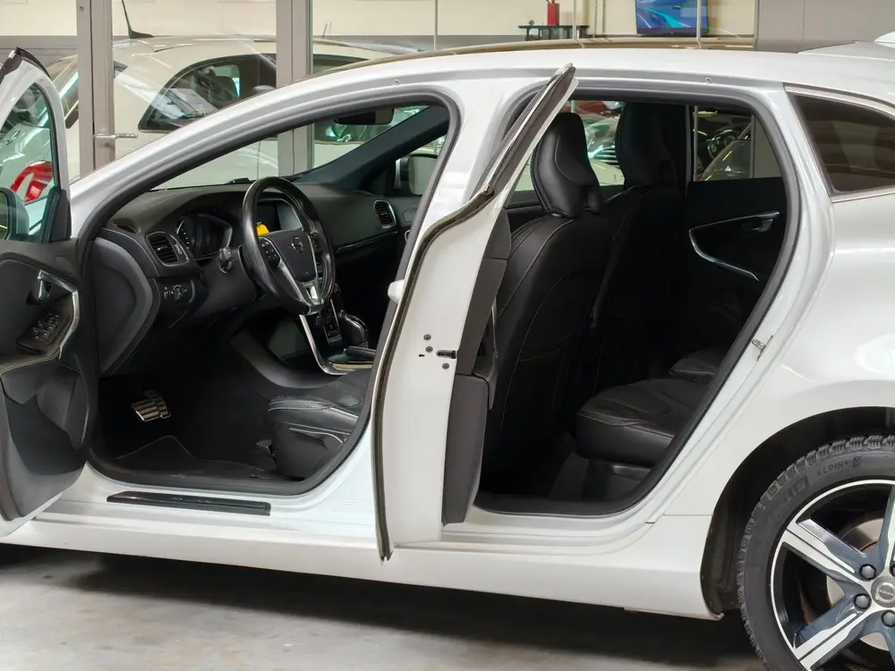 Volvo V40 1.5 T3 Automaat R-Design Harman Kardon uit 2019, foto 8