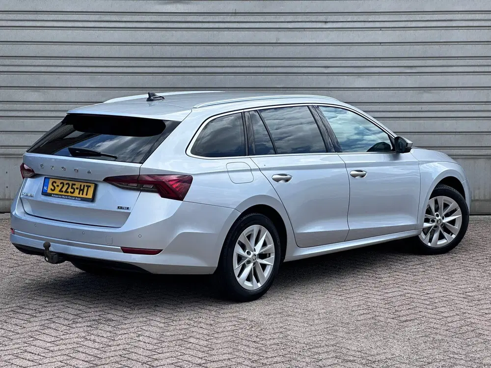 Skoda Octavia 1.5 e-TSI Business Edition Plus uit 2022, foto 2