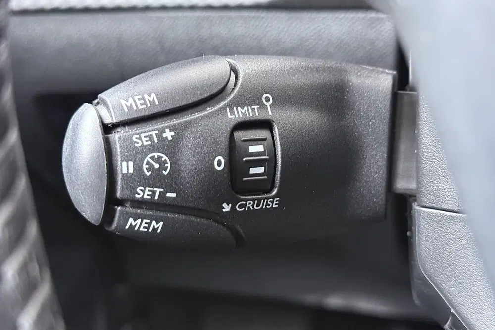 Peugeot 2008 Hybrid 145 PK Aut. Allure Half-Leder Clima uit 2025, foto 18