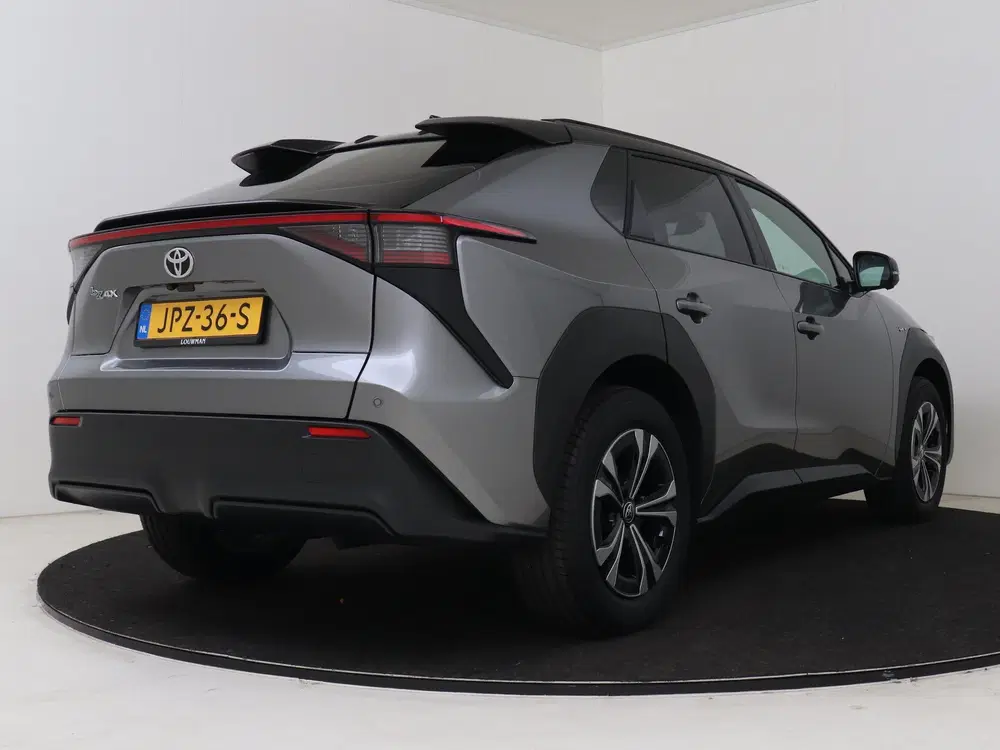 Toyota bZ4X Dynamic 71 kWh Bi-Tone + Panoramisch dak uit 2025, foto 2