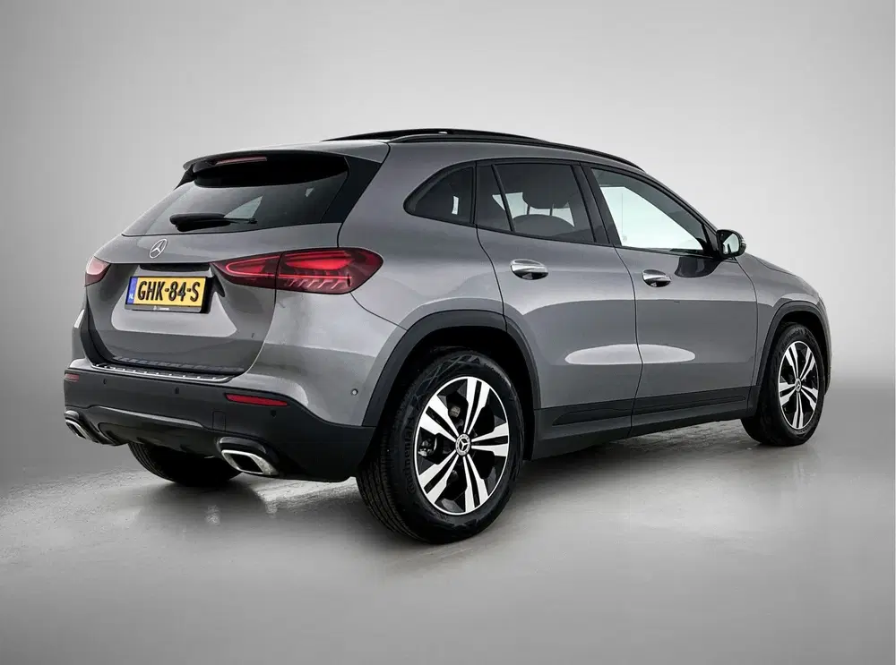 Mercedes-Benz GLA 180 Luxury Line uit 2024, foto 2