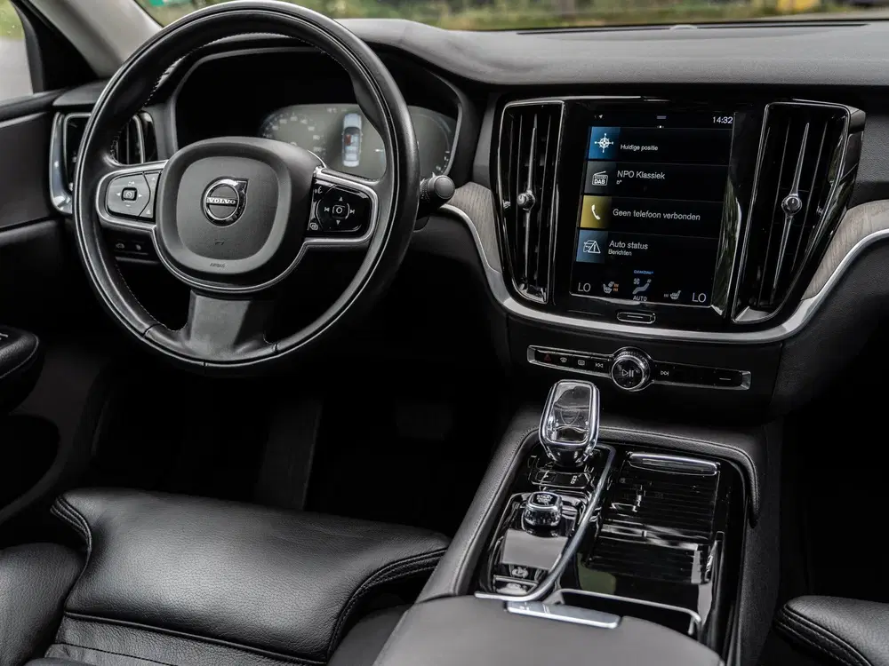 Volvo S60 2.0 Recharge T6 AWD Core uit 2022, foto 2