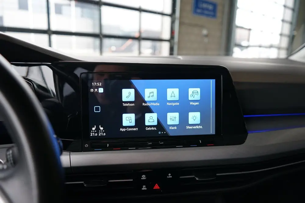 Volkswagen Golf 1.5 eTSI PANO | SFEER | 19'' | IQ | CARPLAY uit 2020, foto 9
