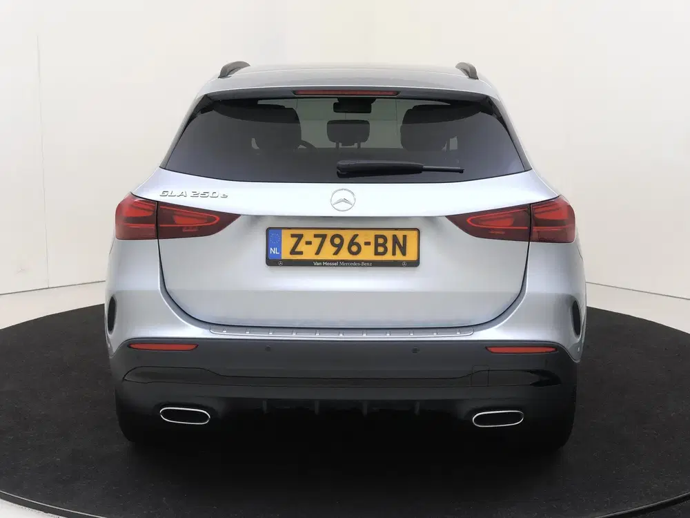 Mercedes-Benz GLA 250 e AMG Line uit 2024, foto 7